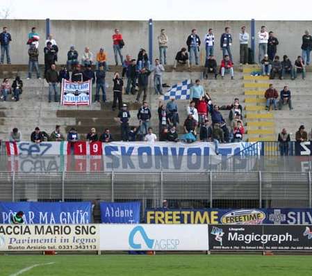 Il célèbre un but et tombe des gradins