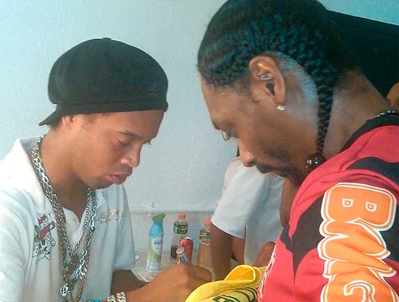 Photo : Ronnie fait un autographe à Snoop Dogg