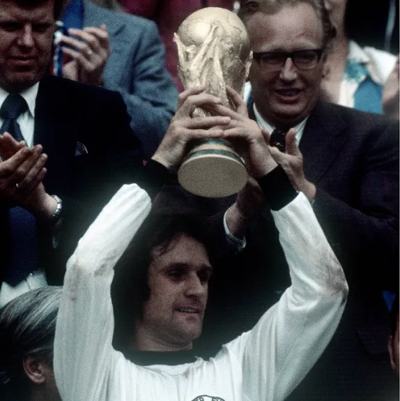 Overath démissionne