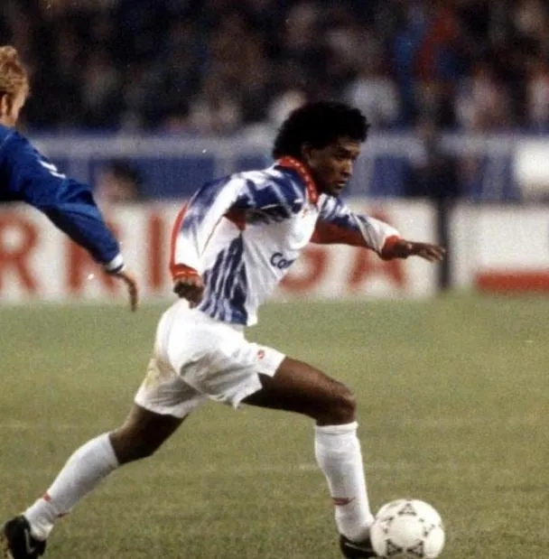 Valdo sur un banc de touche