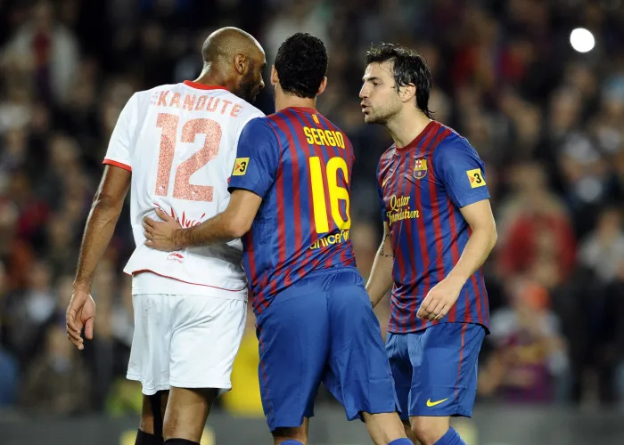 Dani Alves défend Fabregas