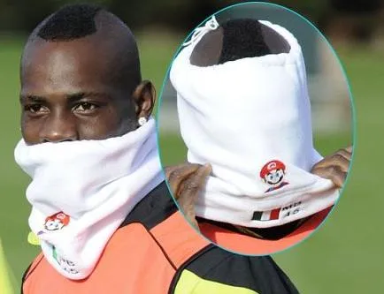 Photo: Le cache-col Super Mario de Balotelli