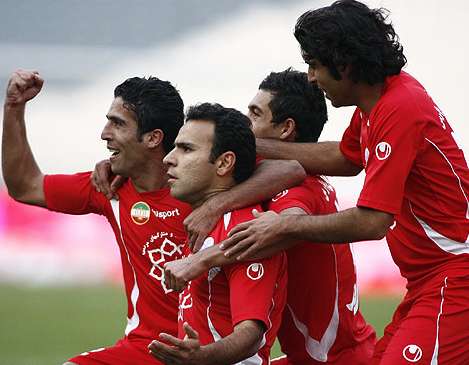 Il pince les fesses de son pote