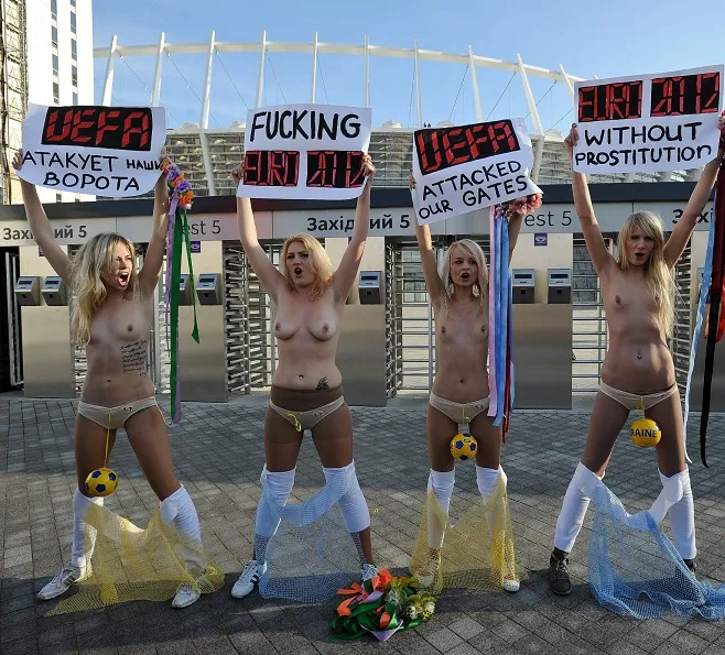 Photo: Seins nus contre l&rsquo;Euro
