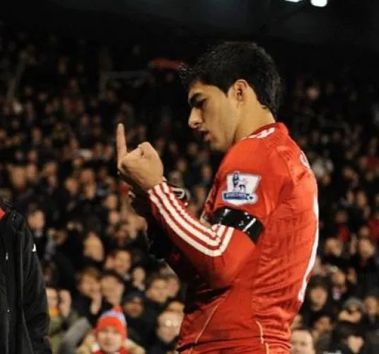 Photo: le doigt d&rsquo;honneur de Luis Suarez