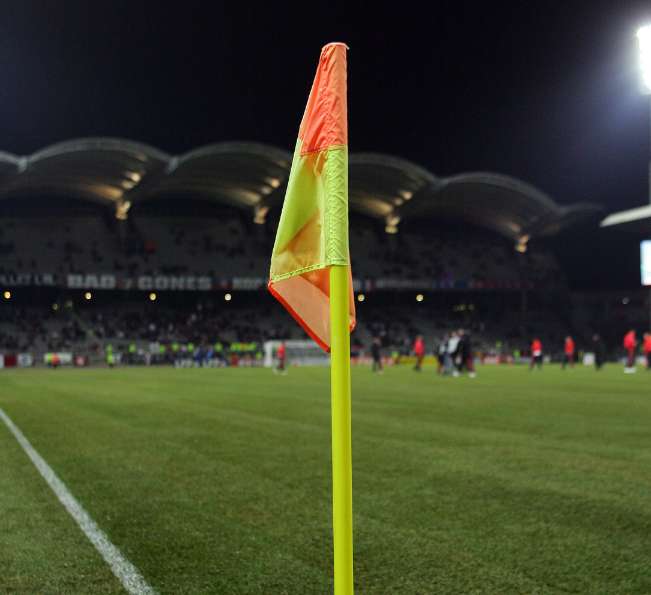 Il cogne un joueur avec un drapeau