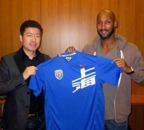 Photo: Anelka présenté, Drogba attendu