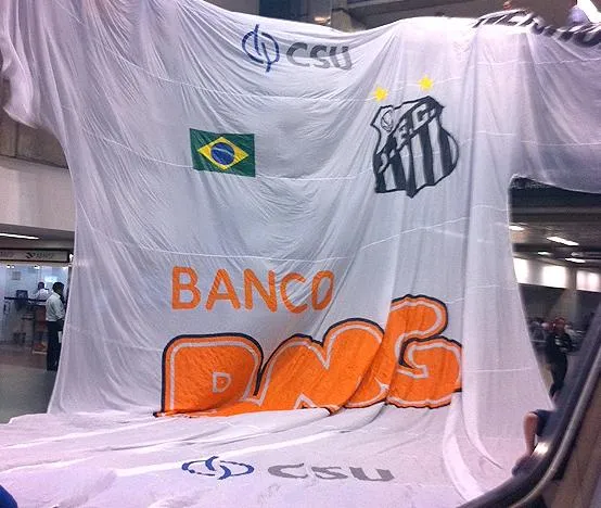 Photo : le maillot géant de Santos