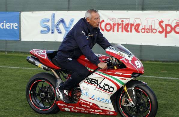 Photo : Reja fait de la moto