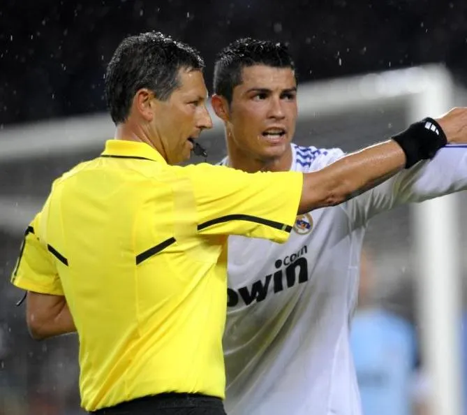 Cristiano et la protection des arbitres