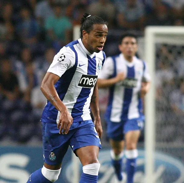 Alvaro Pereira traite Evra de complexé