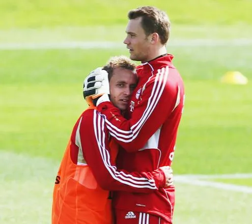 Photo: Neuer fait un gros calin à Rafinha