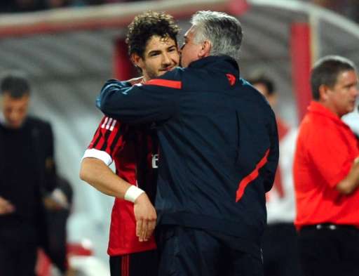 Photo : Carlo embrasse Pato