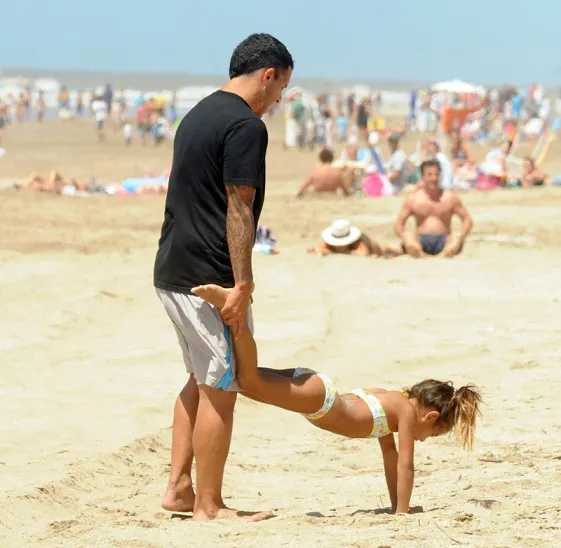 Photo: Tevez s&rsquo;entraîne avec sa fille