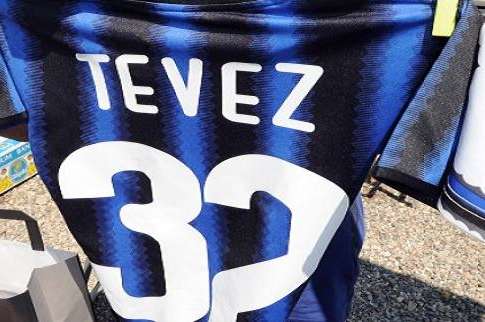 Photo : Le maillot nerazzuro de Tevez