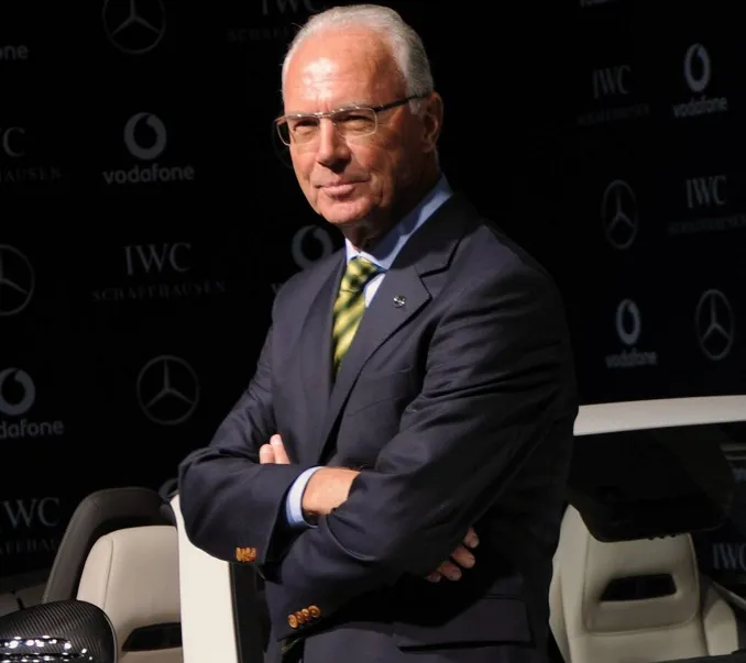 Beckenbauer critique son côté droit