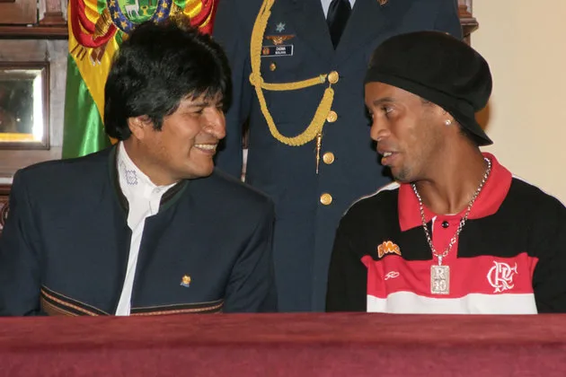 Photo: Ronaldinho décoré par Morales