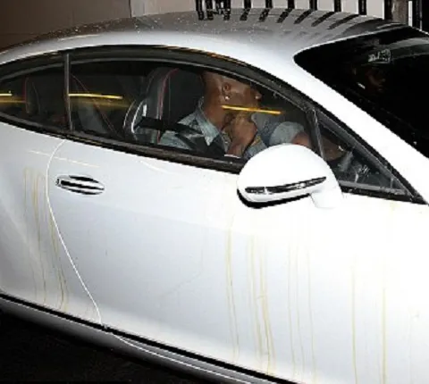 Photo: la voiture de Balotelli souillée