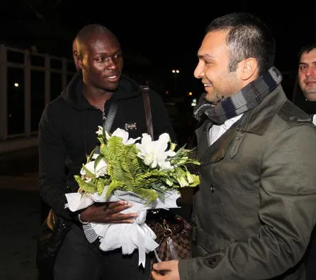 Photo: Des fleurs pour Moussa Sow