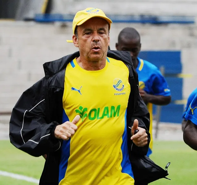 Un noyé dans la piscine de Gernot Rohr