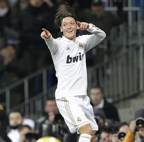 Özil plus fort grâce aux critiques