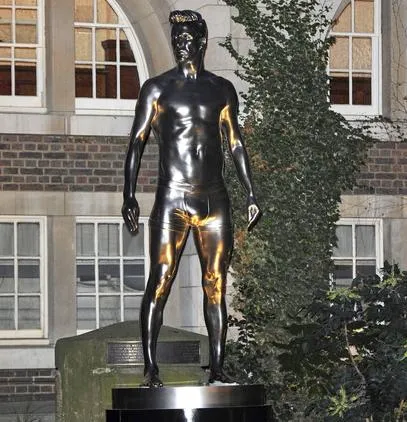 Photo : La statue de Beckham en slip