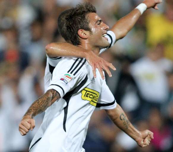 Mutu passe la barre des 100