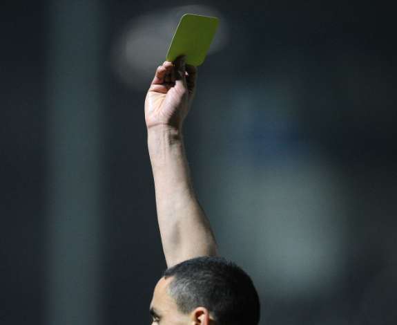 Il prend deux cartons jaunes