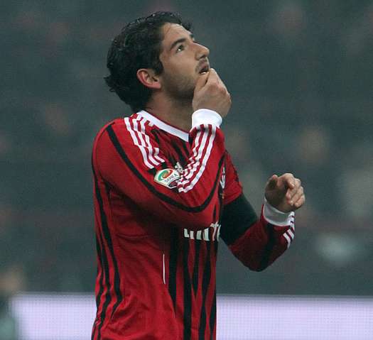 Pato out un mois