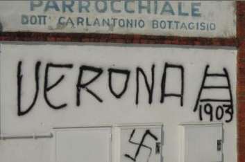 Photo : Tag devant le siège du Chievo