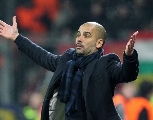 L’écharpe noire et bleue de Pep