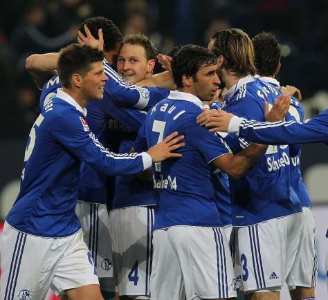 Schalke continue la chasse