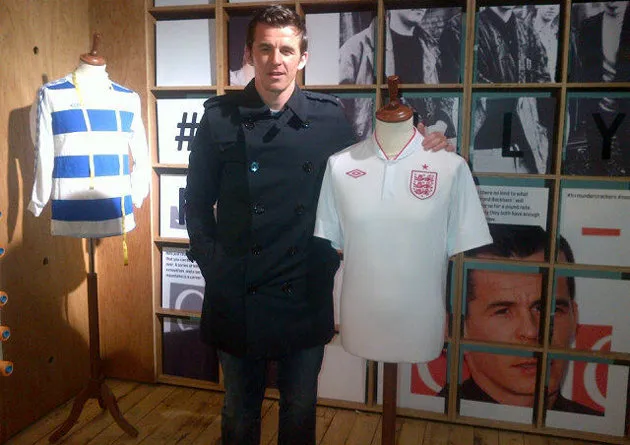 Photo : Barton kiffe le maillot de l&rsquo;Angleterre