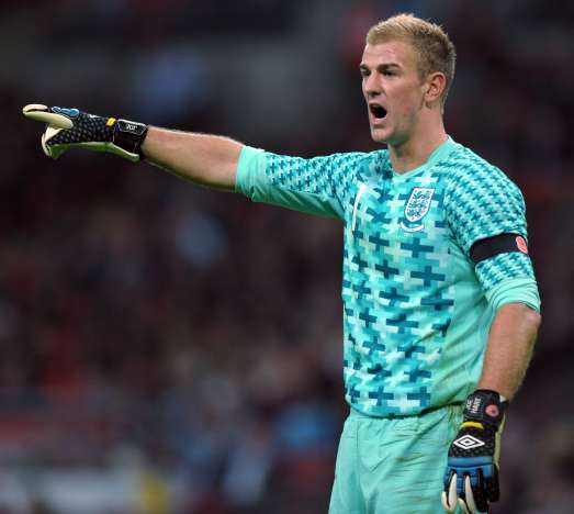 Joe Hart chope le brassard