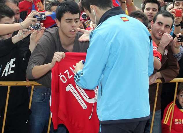 Photo : Fabregas dédicace un maillot du Real