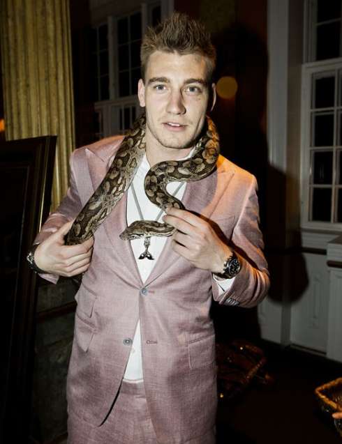 Photo : Bendtner, l&rsquo;ami des serpents