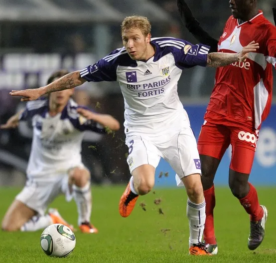 Legear tacle les Hollandais