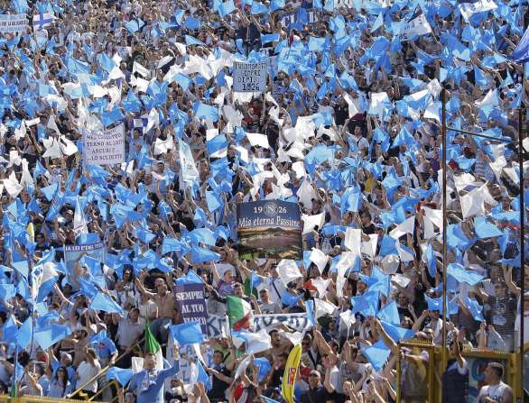 Les Napolitains visés par des chants