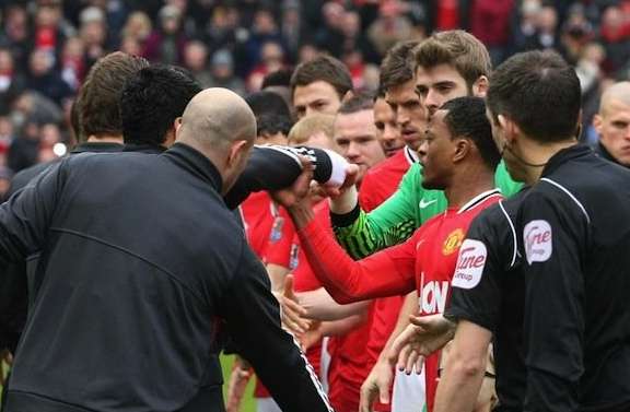 Photo : Suarez met un vent à Evra