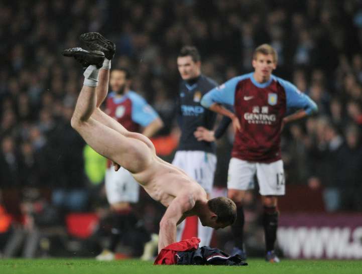 Photo : Nu pendant Aston Villa-City
