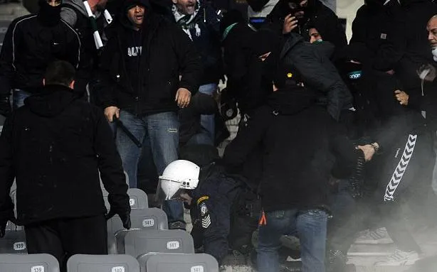 Photo : Flic grec en détresse