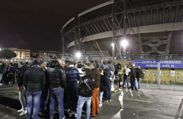 Photo : Les tifosi napolitains font la queue