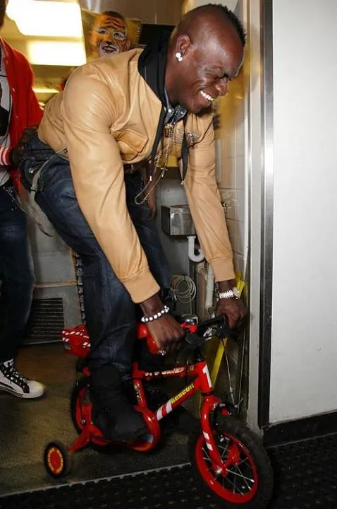 Photo : Balotelli en vélo à roulettes