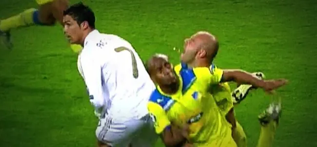 Photo : Paulo Jorge ramasse ses dents