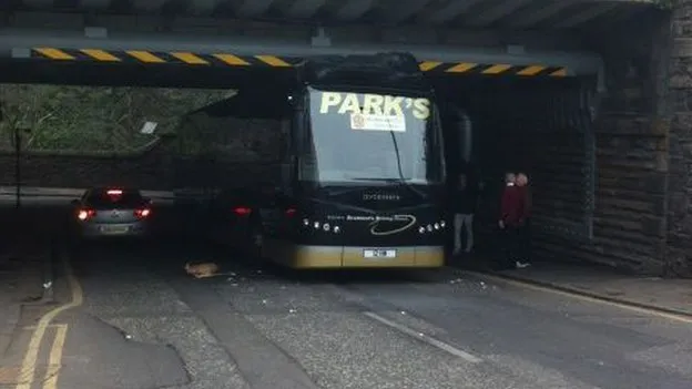 Photo : un bus écossais coincé