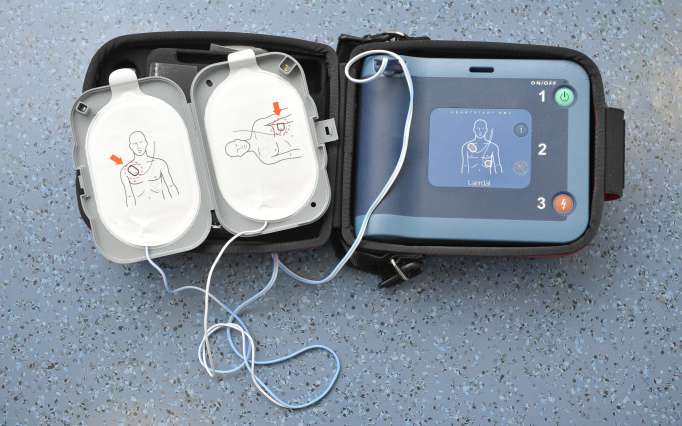 Les Italiens veulent plus de défibrillateurs.