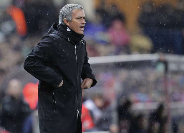 Mourinho va aider Howard Webb