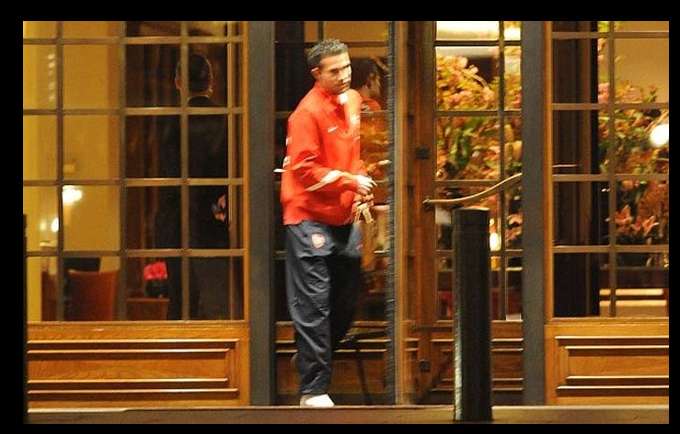 Photo : Van Persie rend visite au Barça