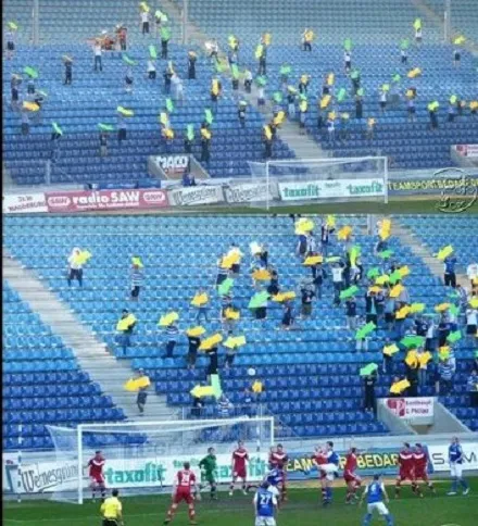 Photo : Ils indiquent le but à leur équipe