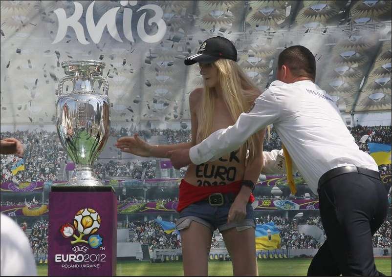 Photo : Une féministe vole le trophée de l&rsquo;Euro
